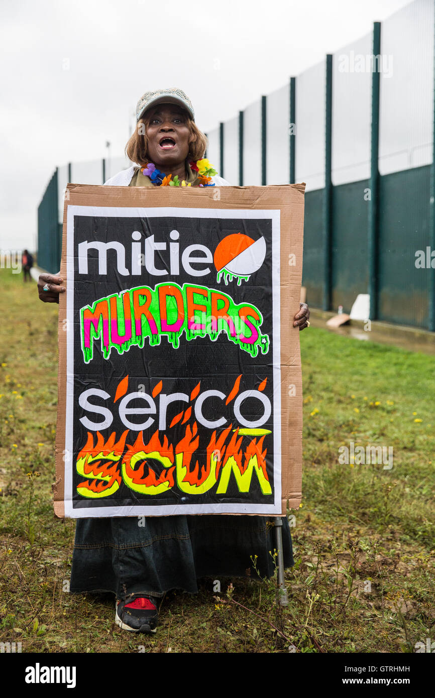 Milton Ernest, UK. 10th Sep, 2016. A campaigner from Movement for Justice protests outside Yarl's Wood Immigration Removal Centre to call for its closure. Credit:  Mark Kerrison/Alamy Live News Stock Photo