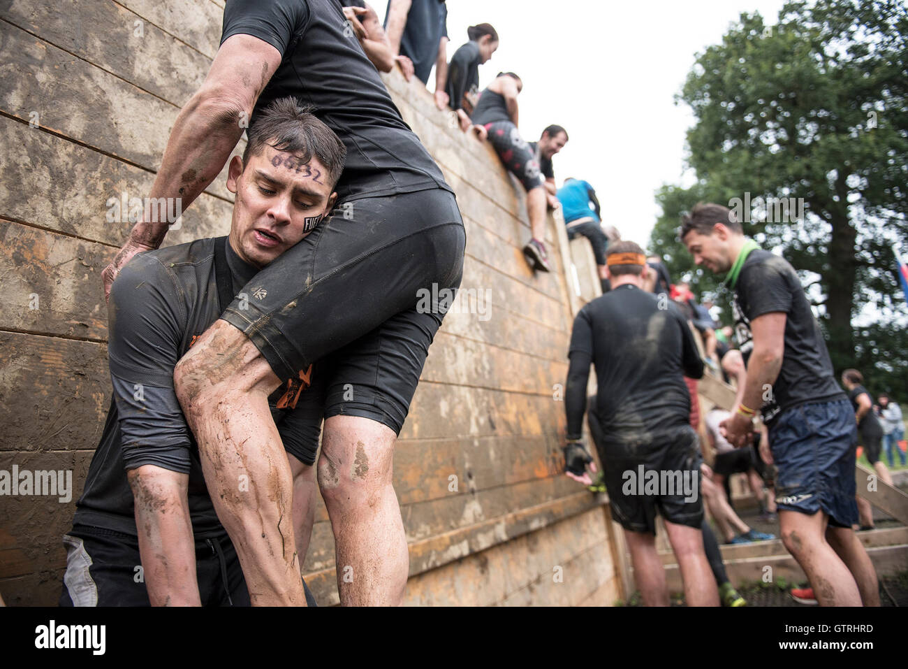 Cheshire, UK 10th September 2016. friends working together at The hero Walls at Tough Mudder North West 2016 10/09/2016  Credit:  Gary Mather/Alamy Live News Stock Photo