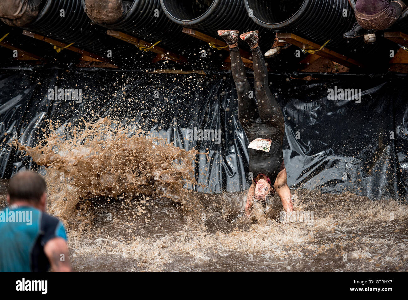 Cheshire, UK 10th September 2016.  Lady falls head first into the muddy water at Tough Mudder North West 2016 10/09/2016  Credit:  Gary Mather/Alamy Live News Stock Photo