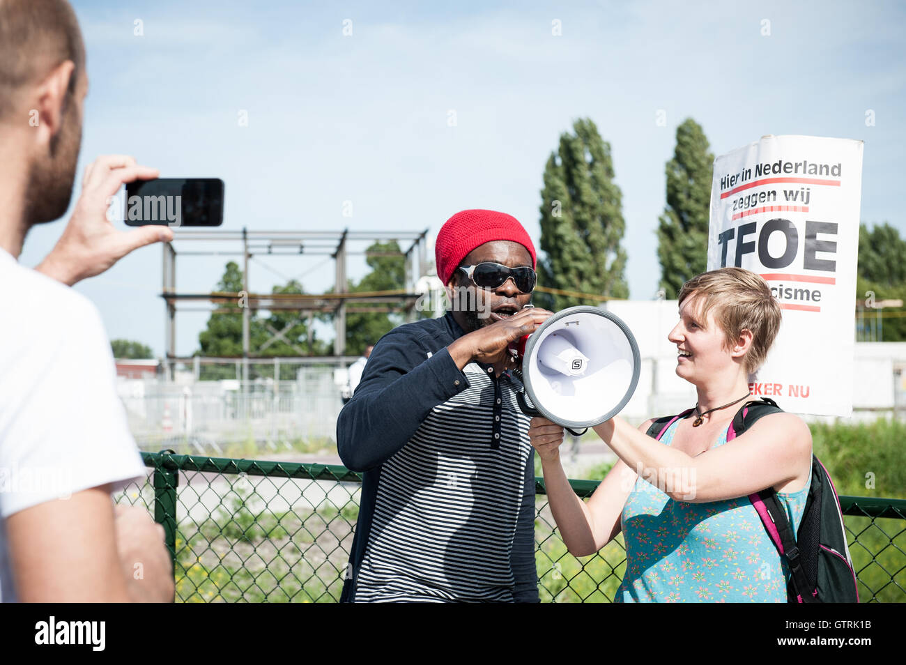 Amsterdam, The Netherlands. 10th Sept,  2016. From the Slavery Monument at the Oosterpark in Amsterdam the demonstration marched to the Bijlmerbajes. Since the first of August refugees will be temporarily housed in the old Bijlmer prison. The refugees in the Bijlmerbajes like the students nearby will only be housed temporarily, by the end of 2017 they all have to leave. The initiative to help all these refugees for more rights is supported by local residents, migrant organisations and other social groups Credit:  Romy Arroyo Fernandez/Alamy Live News. Stock Photo