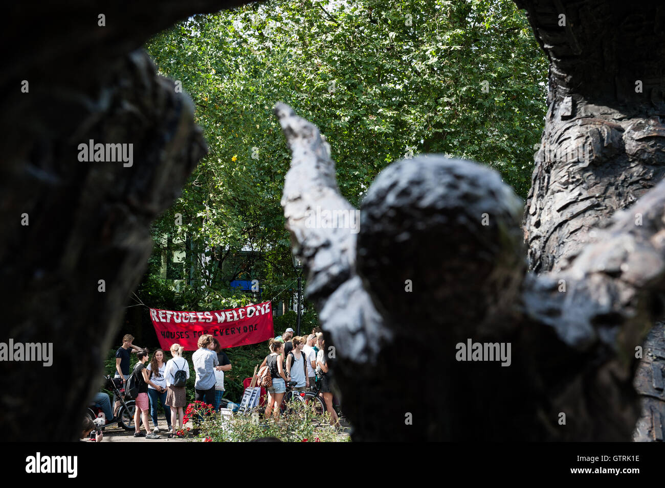 Amsterdam, The Netherlands. 10th Sept,  2016. From the Slavery Monument at the Oosterpark in Amsterdam the demonstration marched to the Bijlmerbajes. Since the first of August refugees will be temporarily housed in the old Bijlmer prison. The refugees in the Bijlmerbajes like the students nearby will only be housed temporarily, by the end of 2017 they all have to leave. The initiative to help all these refugees for more rights is supported by local residents, migrant organisations and other social groups Credit:  Romy Arroyo Fernandez/Alamy Live News. Stock Photo