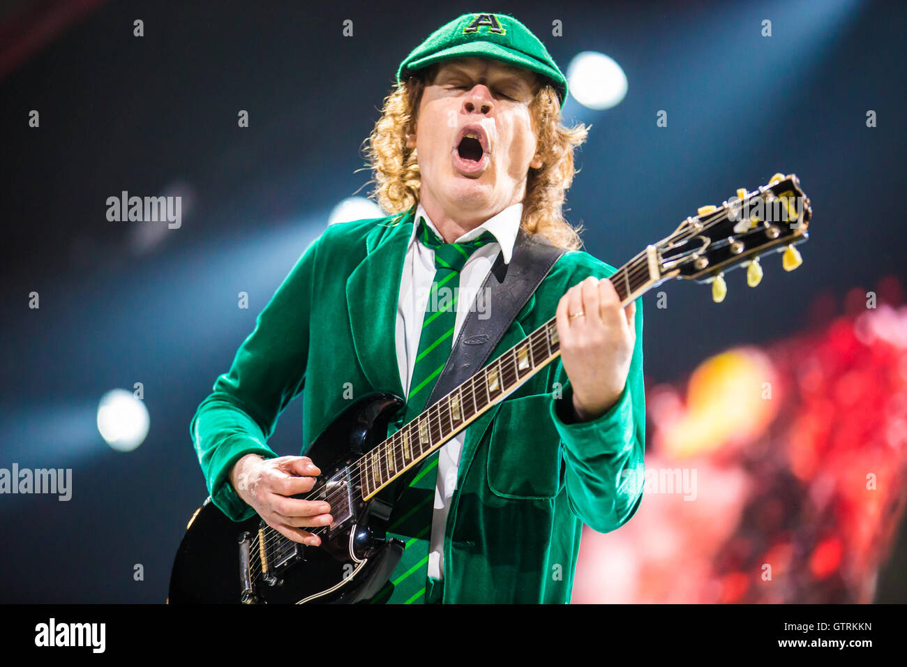 Angus young 2016 hi-res stock photography and images - Alamy