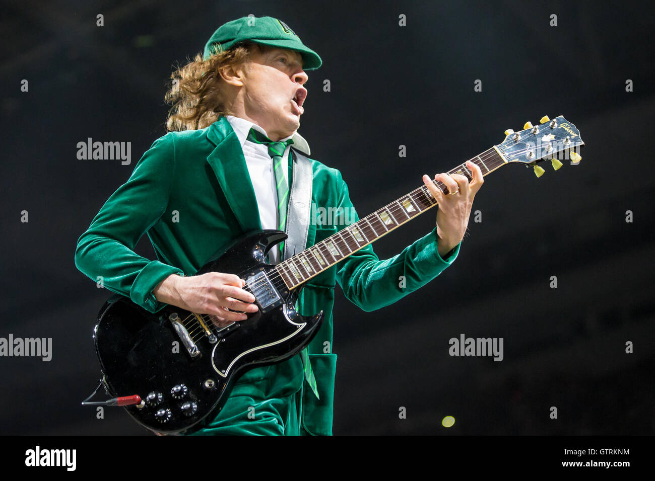 Angus young 2016 hi-res stock photography and images - Alamy
