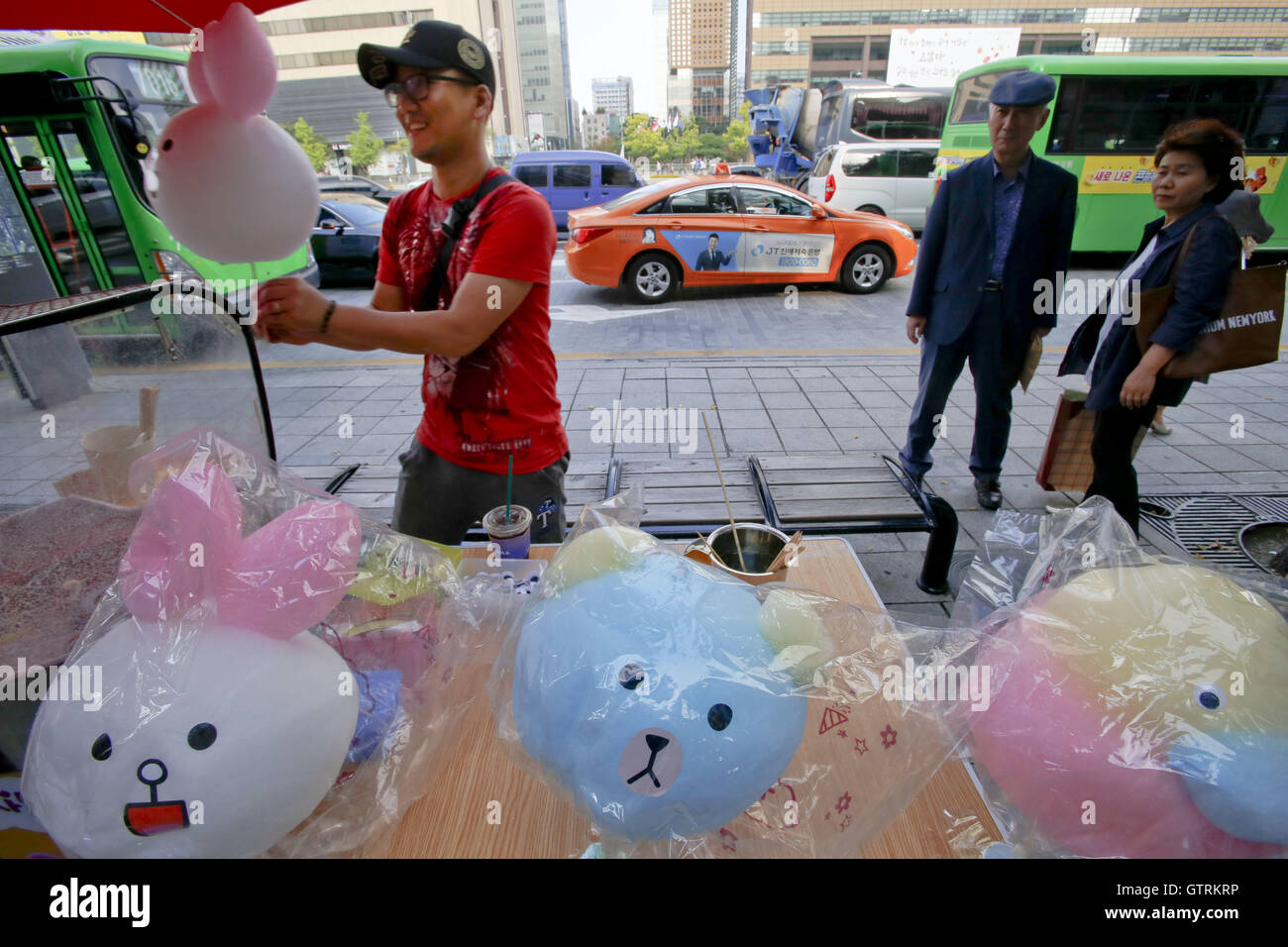 Seoul, South Korea. 11th Sep, 2016. A cotton candy vendor makes cotton