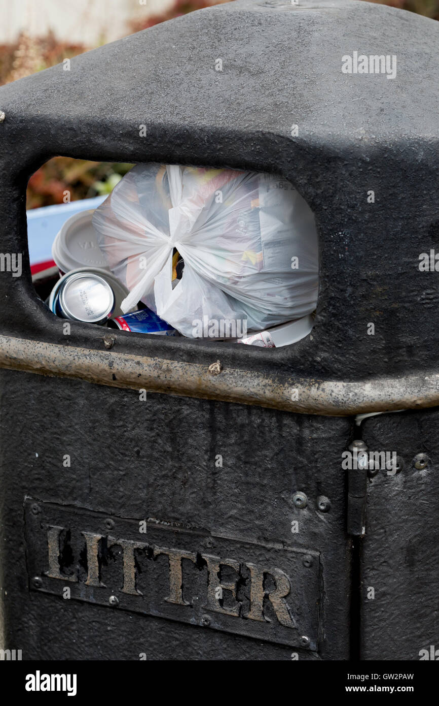 Full litter bin hi-res stock photography and images - Alamy