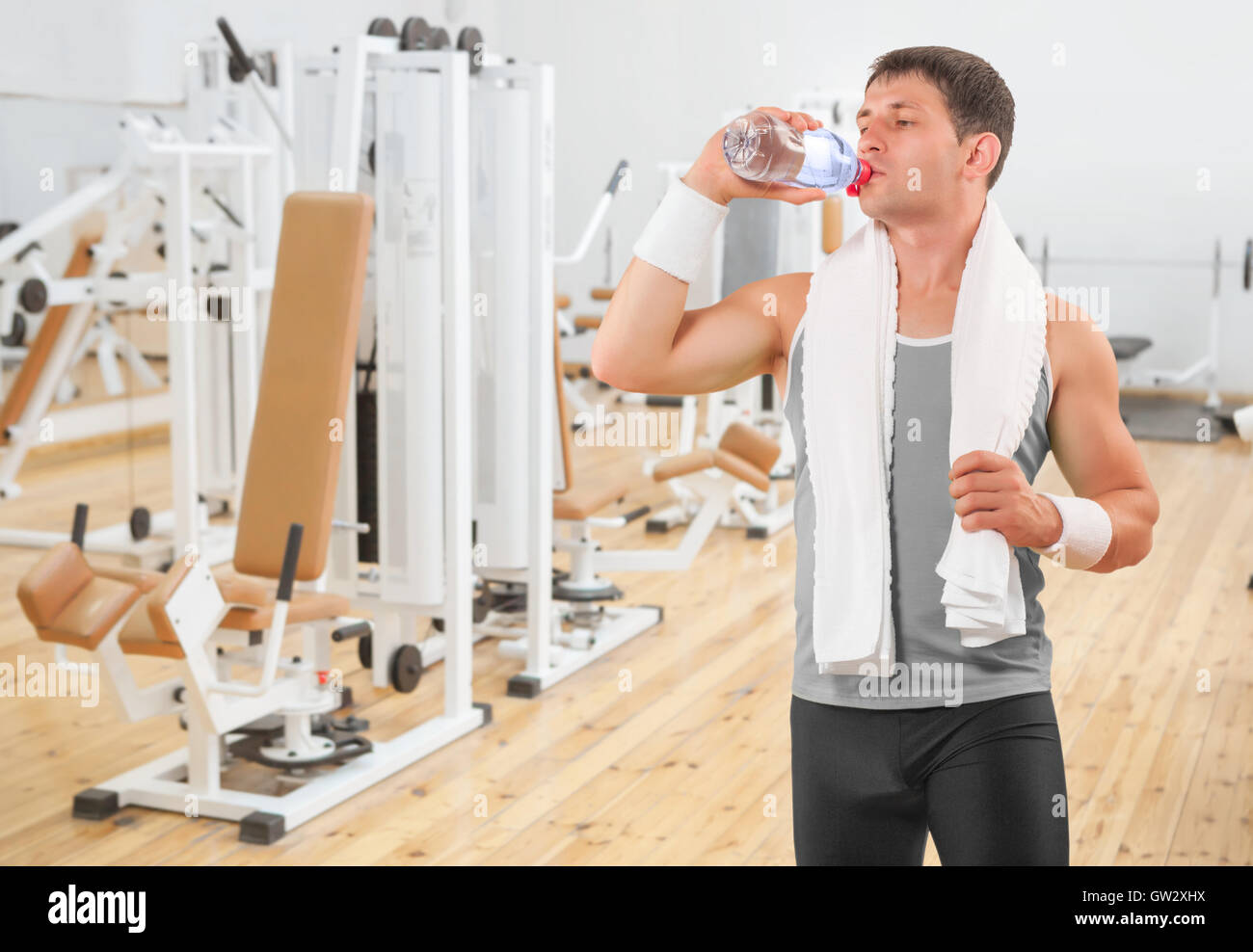 a sportsman drinking water from bottle Stock Photo - Alamy