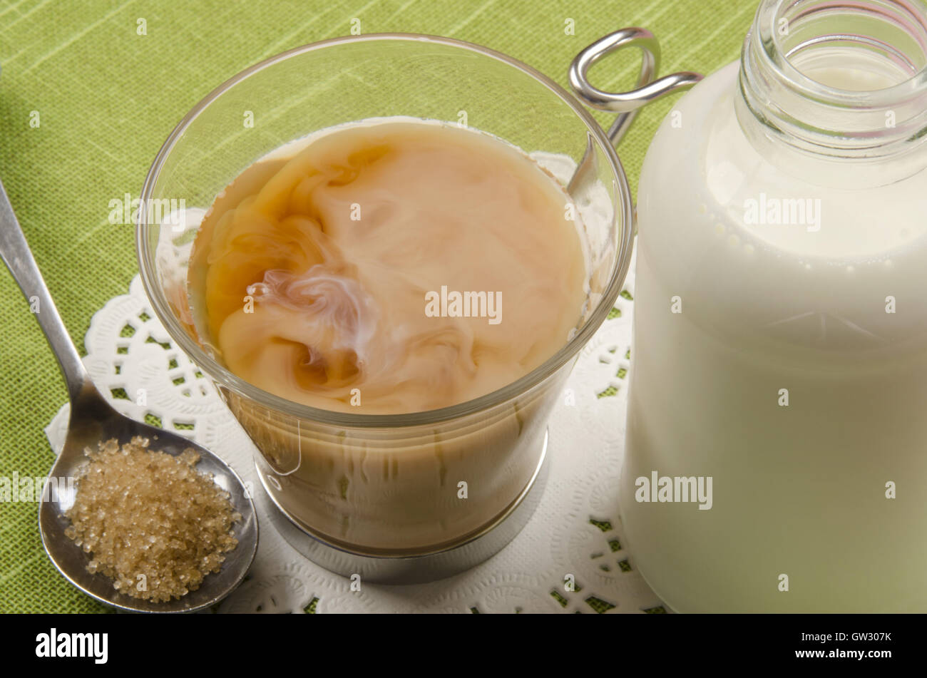 молоко топленое презентация. вареная сгущенка. шоколадное молоко в стеклянной бутылке. кефир. шоколадное молоко.