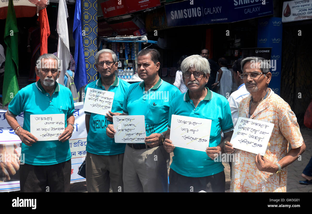 Kolkata, India. 10th Sep, 2016. Medical bank's social activist campaigns against suicide and mental health on the occasion of World Suicide Prevention Day in front of Sovabazar Metro Station. One of the highest rate of suicide occurred in Kolkata Metro station. © Saikat Paul/Pacific Press/Alamy Live News Stock Photo