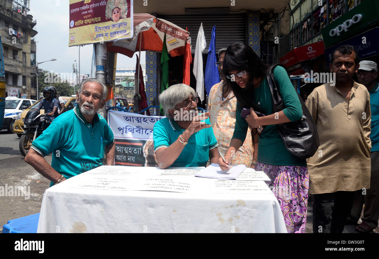 Kolkata, India. 10th Sep, 2016. Medical bank's social activist campaigns against suicide and mental health on the occasion of World Suicide Prevention Day in front of Sovabazar Metro Station. One of the highest rate of suicide occurred in Kolkata Metro station. © Saikat Paul/Pacific Press/Alamy Live News Stock Photo