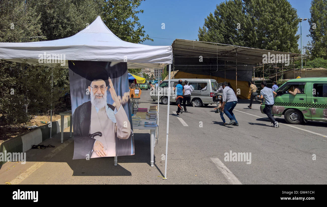 IR-THR-040 Tehran, Supreme Leader Imam Ali Khamenei Poster Welcoming The Faithful At The Entrance Of The Friday Prayer Stock Photo
