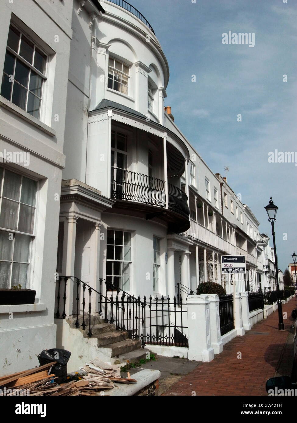 AJAXNETPHOTO. 2016. WORTHING, ENGLAND. - PLAYWRIGHT'S HOME - BALCONIED BUILDING (CENTRE) NEAR THE CONNAUGHT THEATRE WAS ONCE HOME OF THE PLAYWRIGHT HAROLD PINTER.  PHOTO:JONATHAN EASTLAND/AJAX  REF:GX161507 943 Stock Photo