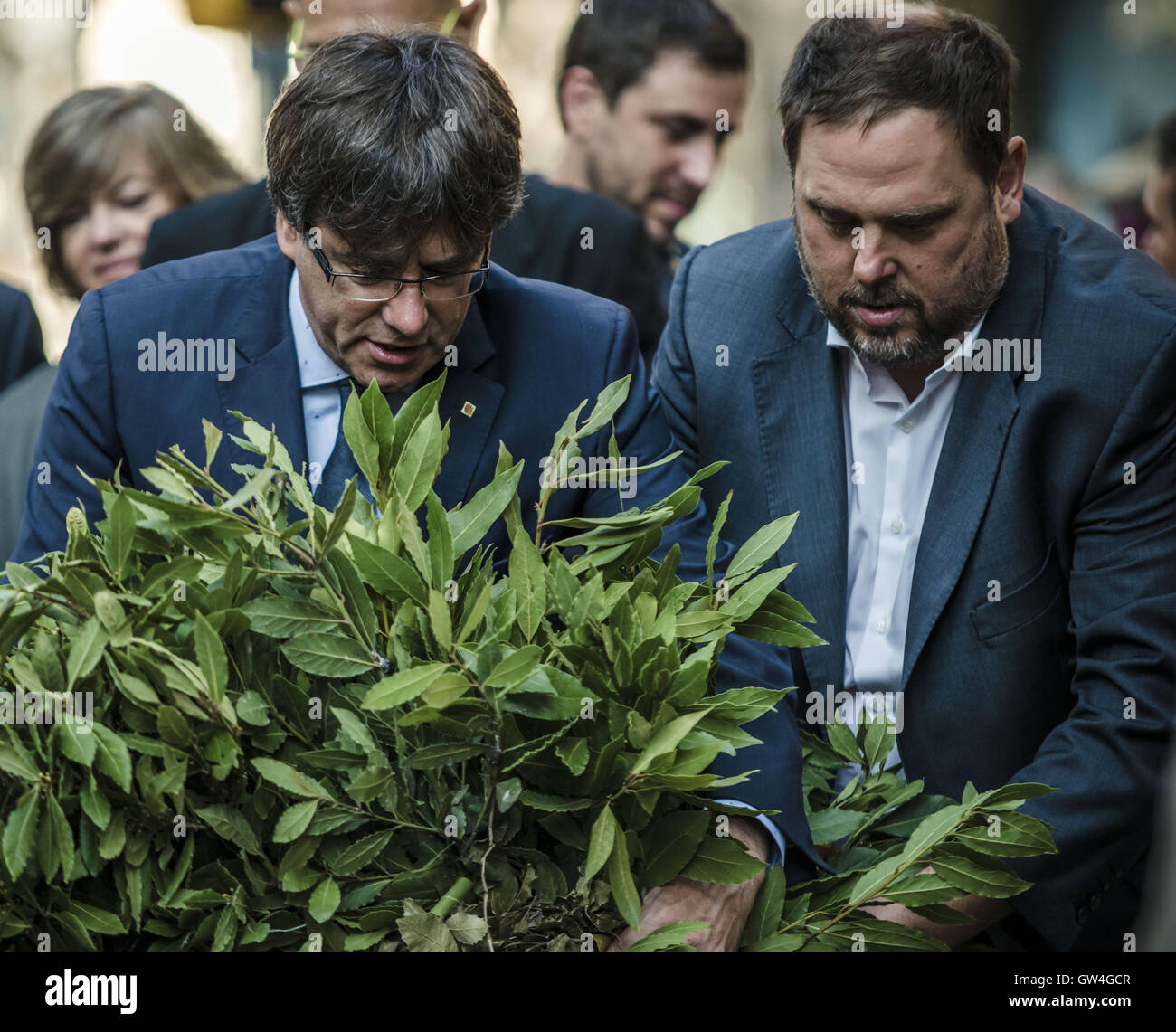 Barcelona, Catalonia, Spain. 11th September, 2016. President of the Catalan government CARLES PUIGDEMONT and minister ORIOL JUNQUERAS deposit a wreath at the foot of the Rafael Casanova monument on the 'Diada' (Catalan National Day) in Barcelona Credit:  ZUMA Press, Inc./Alamy Live News Stock Photo