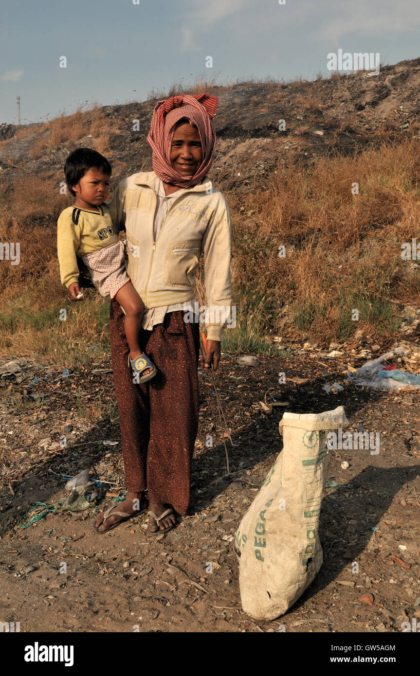 Phnom Penh - Garbage Dump Female Worker And Child Stock Photo