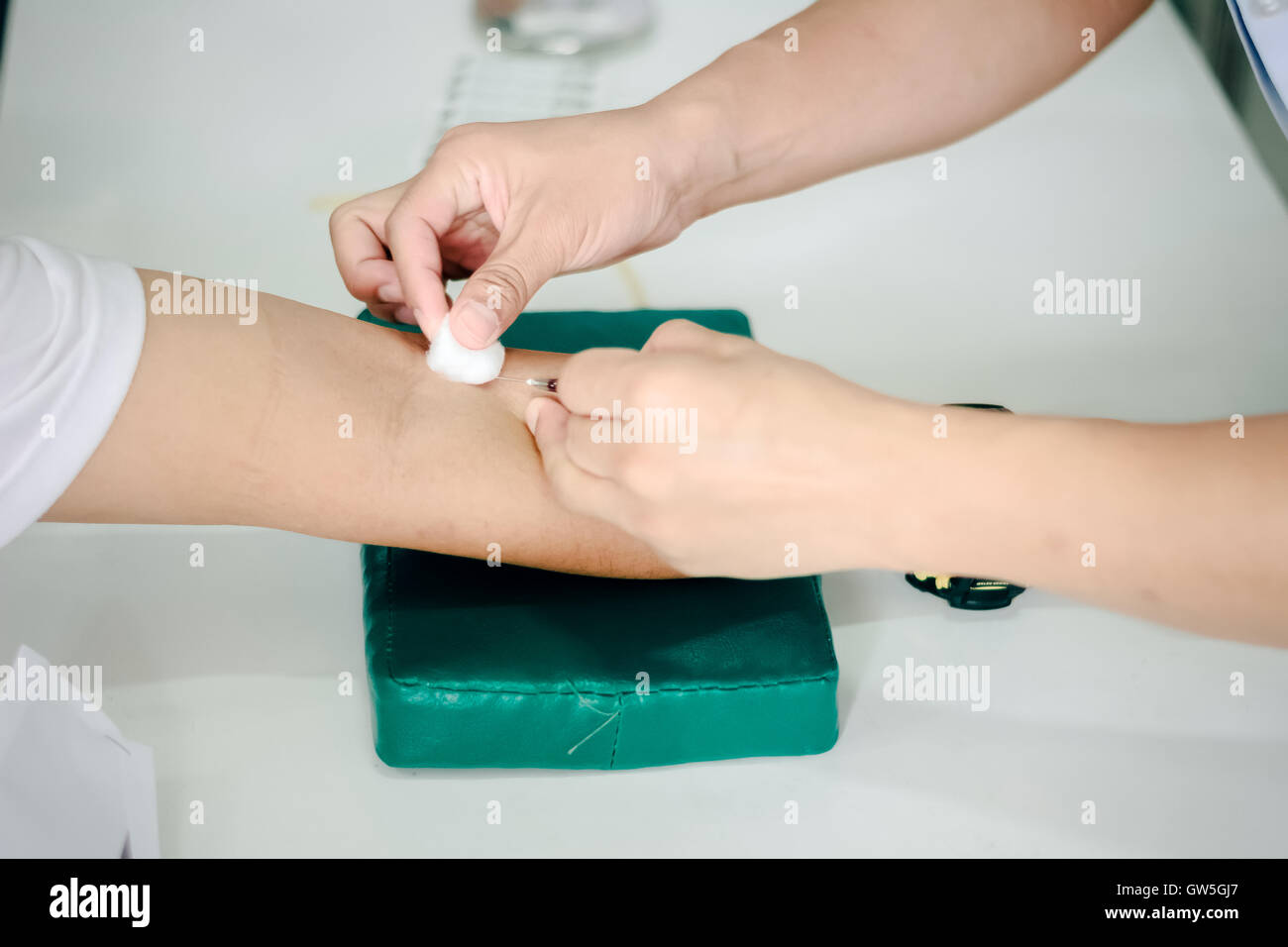 Shot of human hands making an injection with a syringe Stock Photo - Alamy