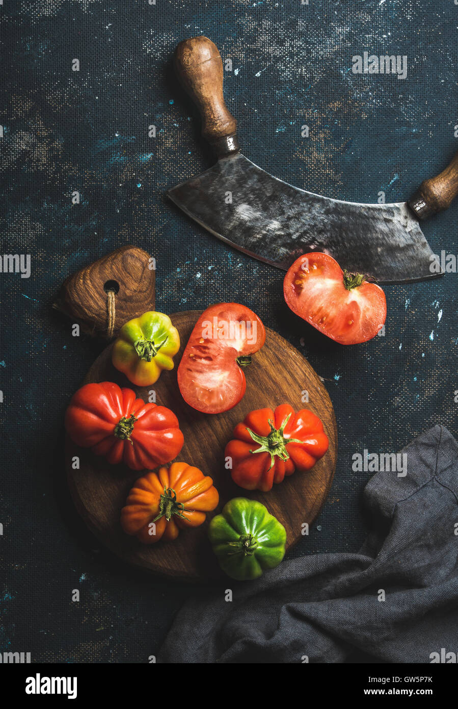 Black top heirloom tomatoes hi-res stock photography and images - Alamy