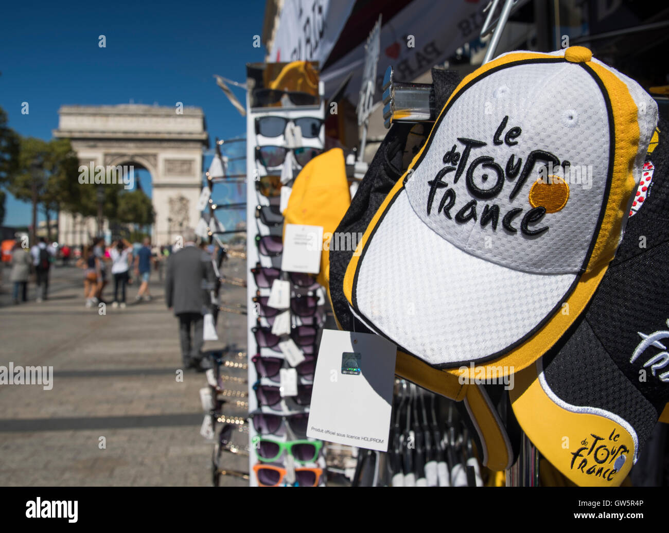 Le Tour de France cap with Arc de Triomphe de l'Étoile at Place Charles de Gaulle, Champs-Élysées, Paris, France Stock Photo