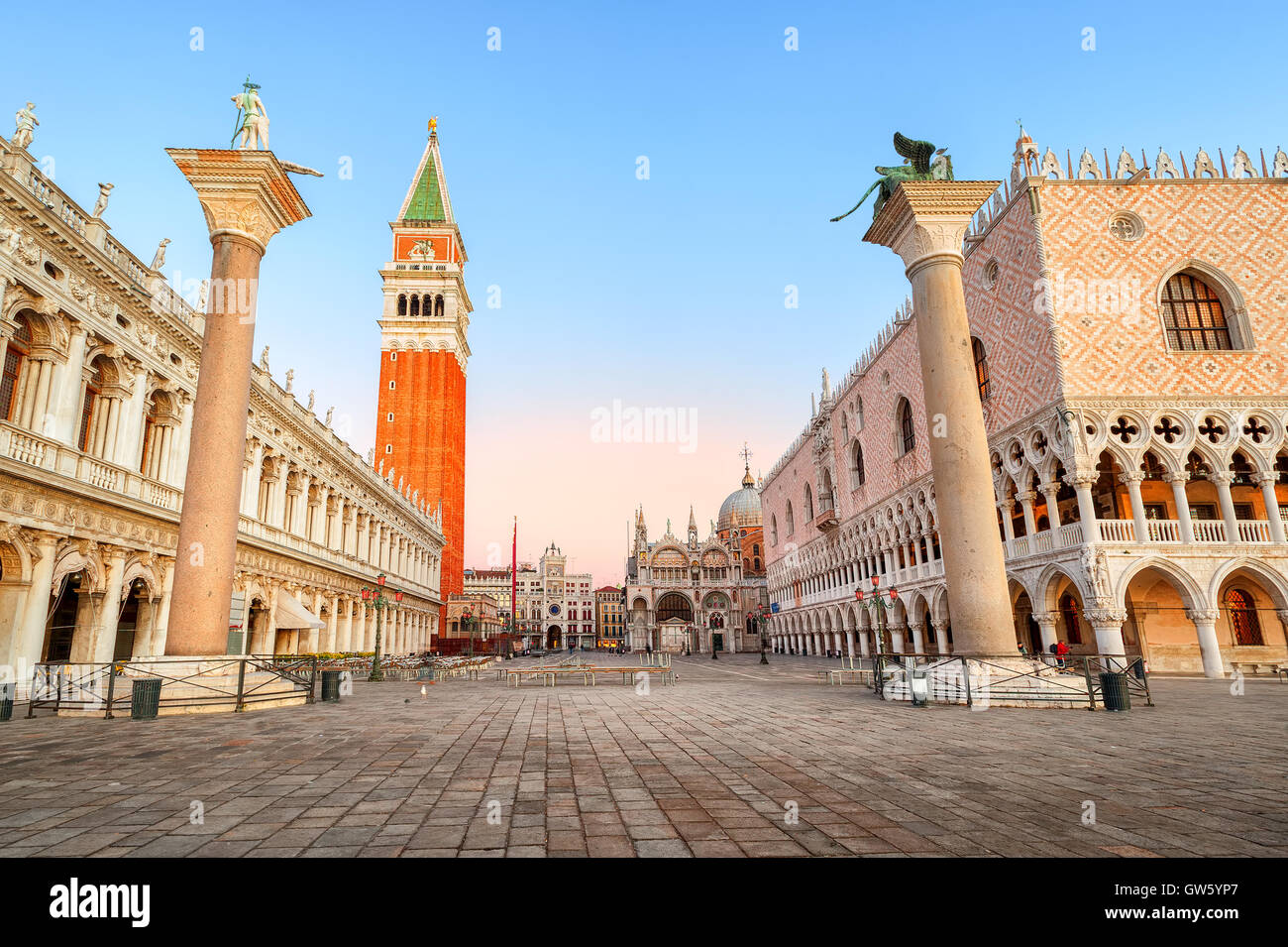 Sunrise on doges palace hi-res stock photography and images - Alamy