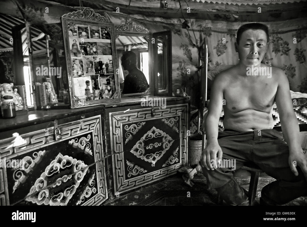 Mongolia man uomo tent tenda gher photos foto mirror specchio hi-res ...