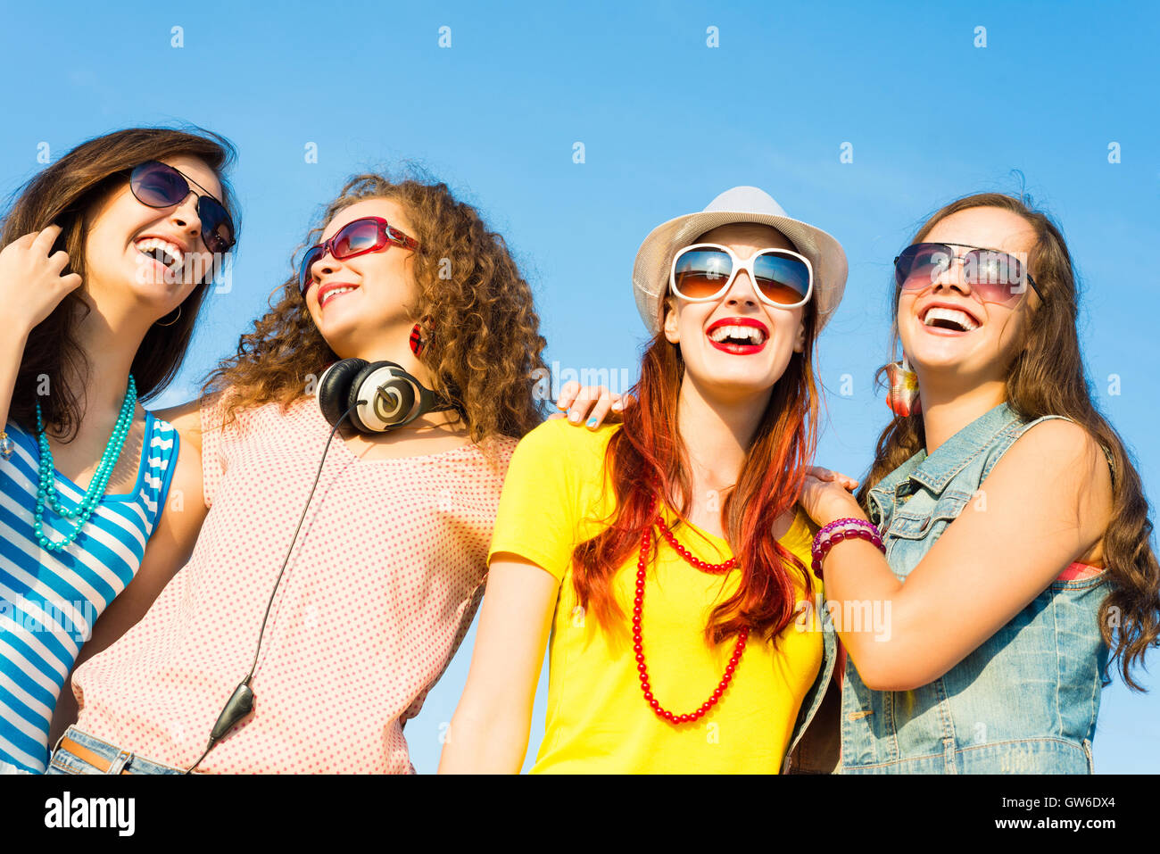 People wearing sunglasses hi-res stock photography and images - Alamy