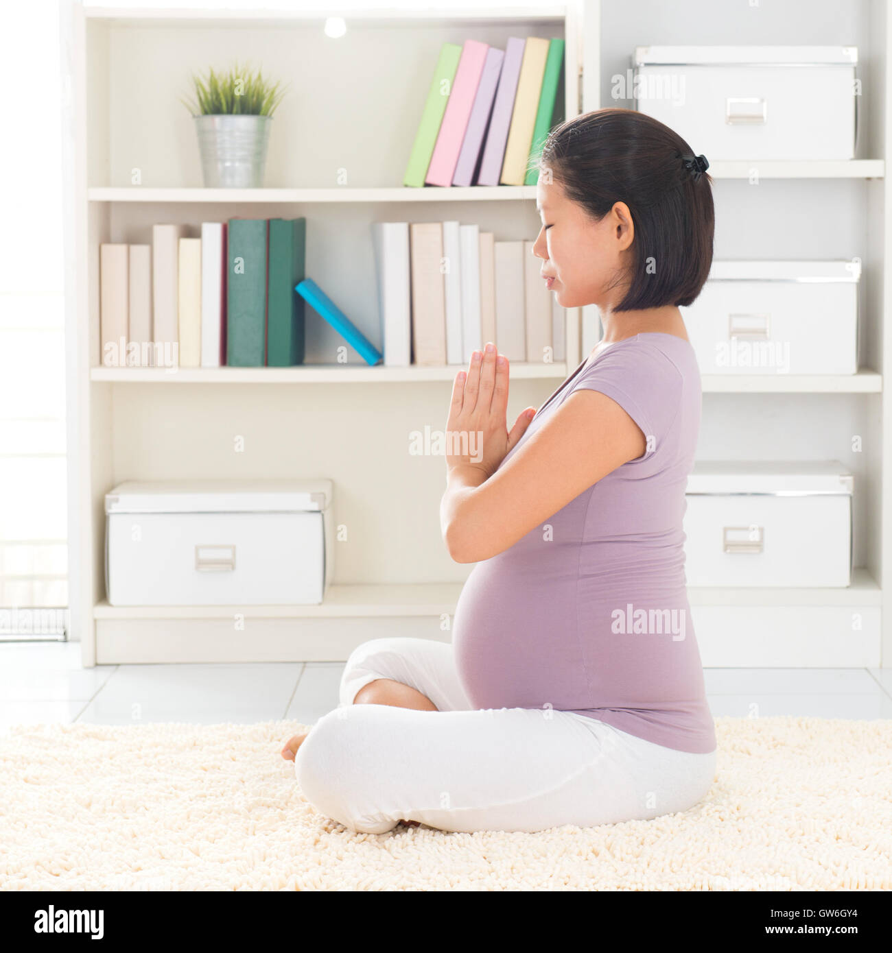 спокойная беременная. женщина в наушниках. медитация беременных картинки. спокойная беременность спокойный ребенок. беременная женщина спит.