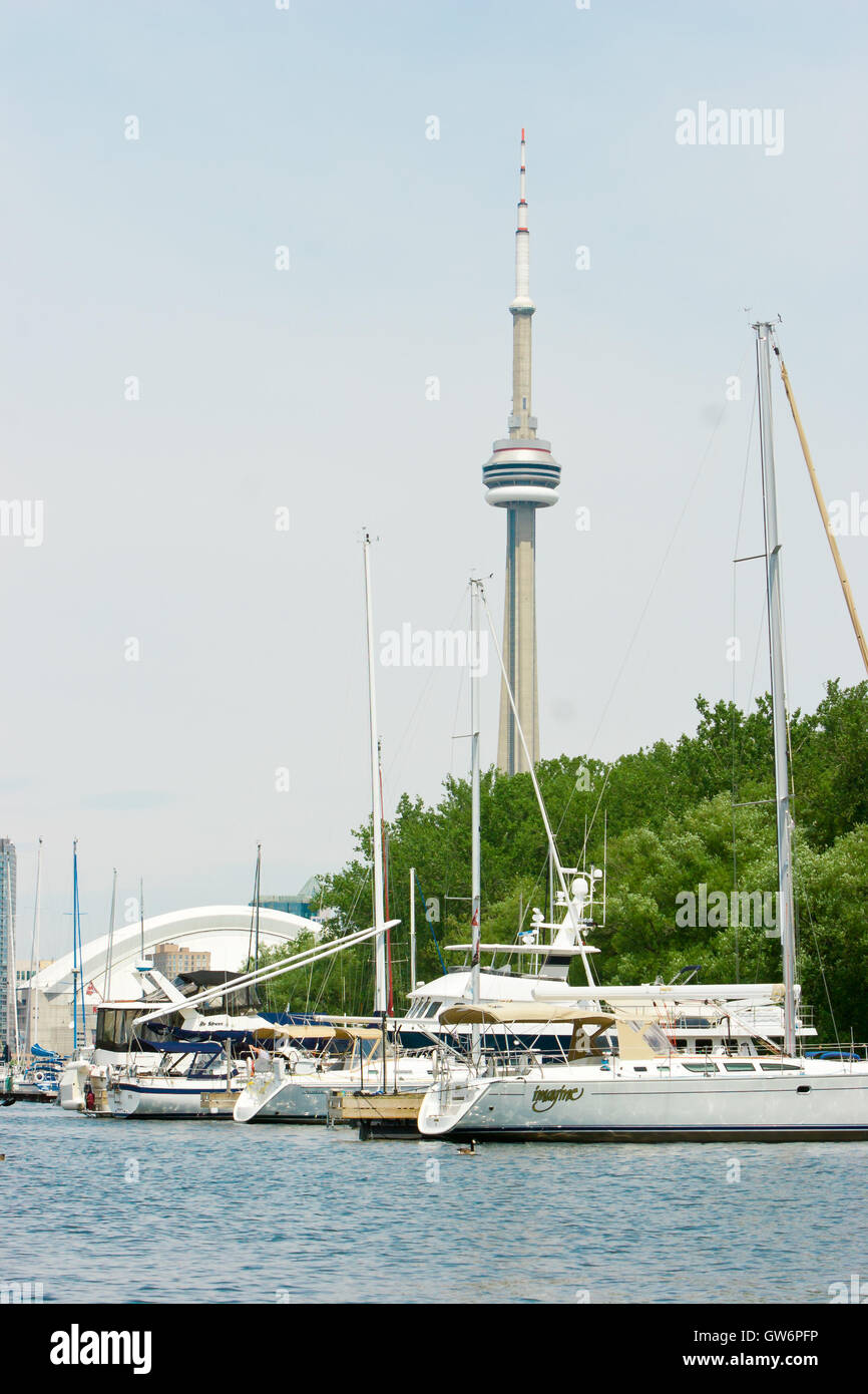 Cn tower toronto marina hi-res stock photography and images - Alamy