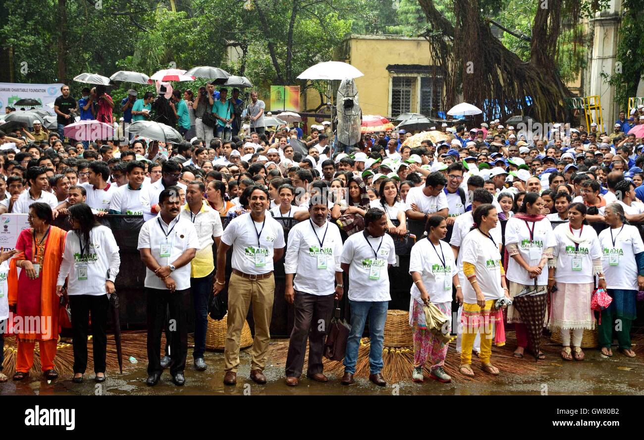 Students gather in large numbers during the NDTV Dettol Maha Cleanathon campaign at the JJ Hospital complex in Mumbai Stock Photo