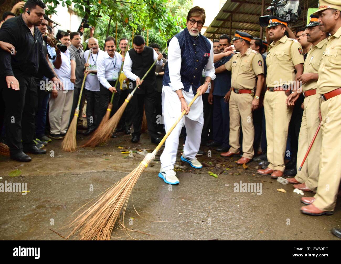 actor Amitabh Bachchan Maharashtra Chief Minister Devendra Fadnavis NDTV Dettol Maha Cleanathon campaign JJ Hospital Mumbai Stock Photo