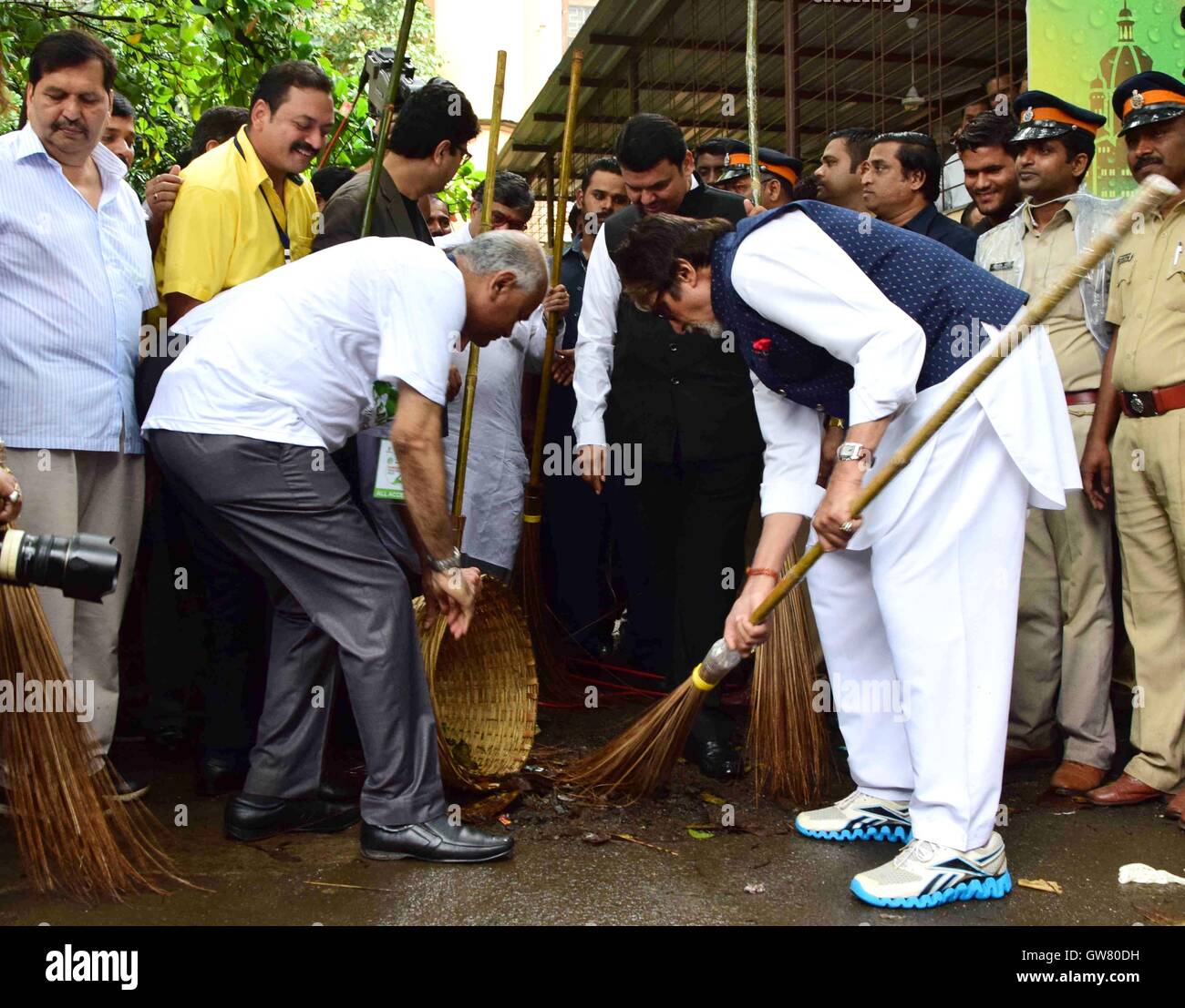actor Amitabh Bachchan Maharashtra Chief Minister Devendra Fadnavis NDTV Dettol Maha Cleanathon campaign JJ Hospital Mumbai Stock Photo
