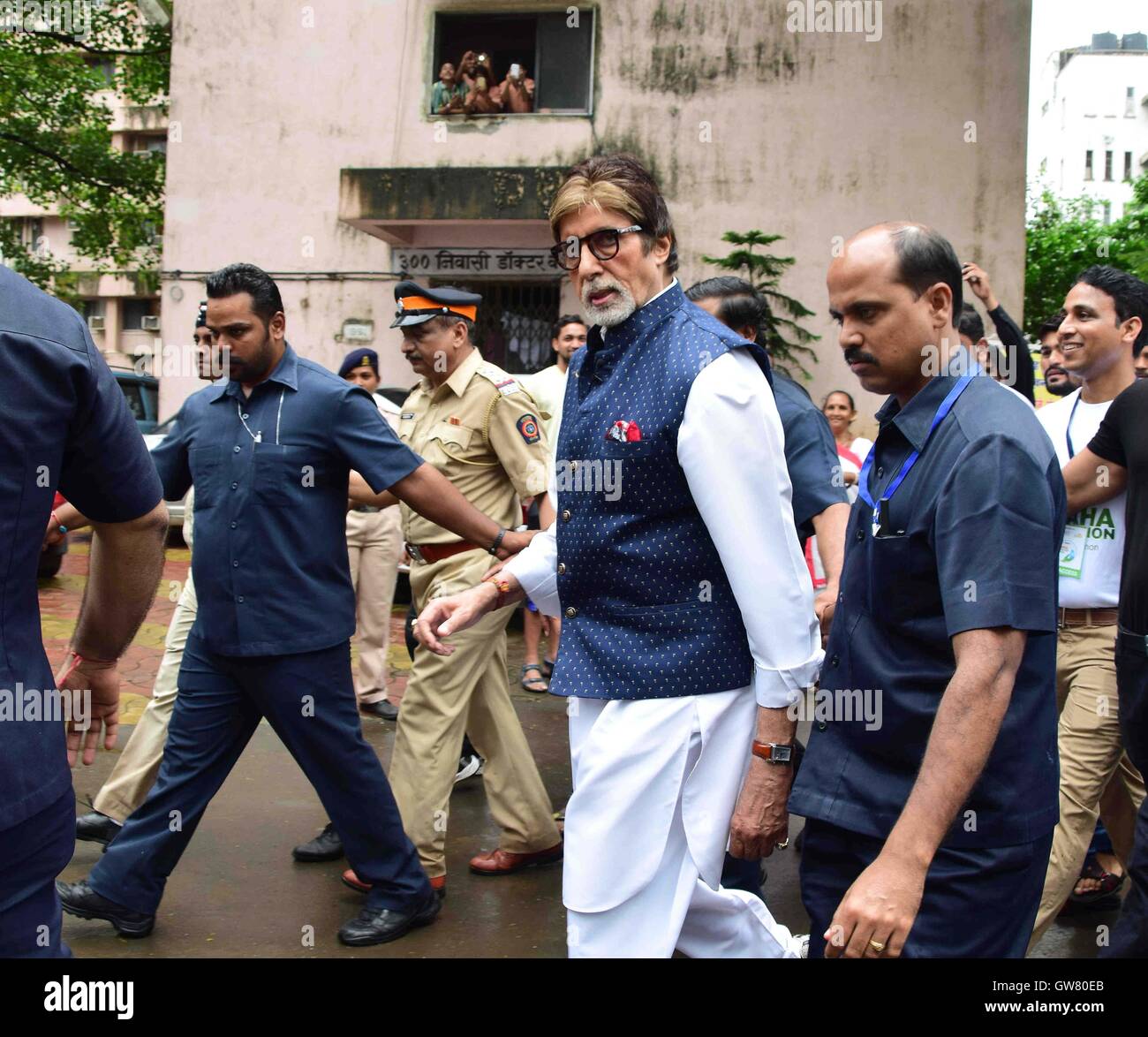 Bollywood actor Amitabh Bachchan NDTV Dettol Maha Cleanathon campaign e JJ Hospital complex in Mumb. Stock Photo