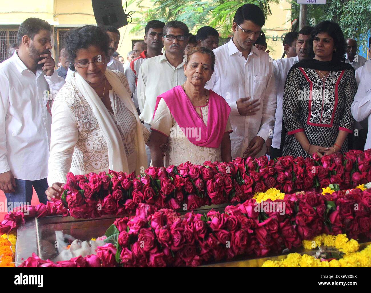 Veteran trade union leader Sharad Rao's daughter Shilpa Dabholkar wife and son Shashank Rao funeral, in Mumbai Stock Photo