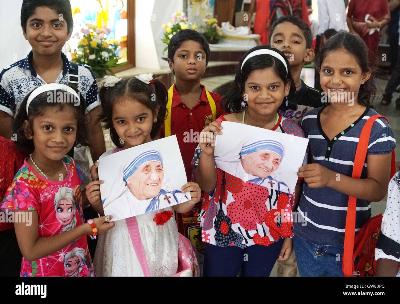 Children display images of Mother Teresa at the Fatima Church in Mumbai, India on September 4, 2016 Stock Photo