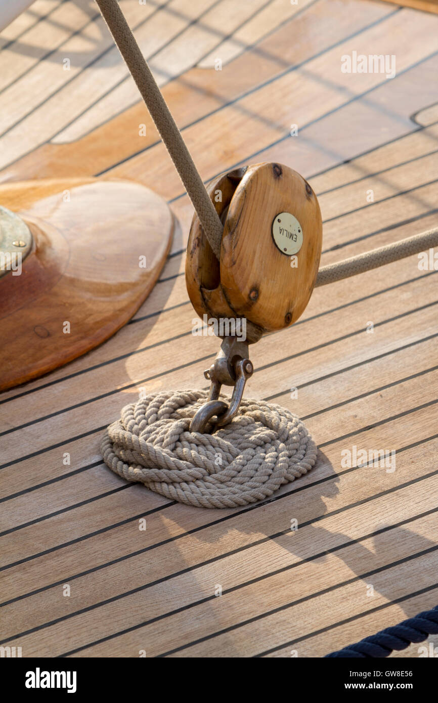 Pulley block hi-res stock photography and images - Alamy