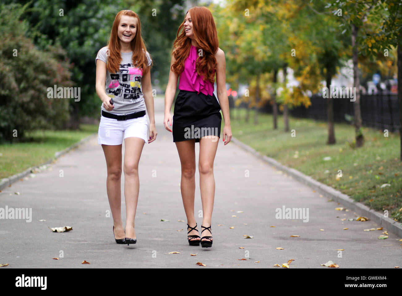 Где девочки гуляют. Девушка гуляет в парке. Девочка гуляет в парке. Две девушки гуляют в парке. Подруги гуляют.