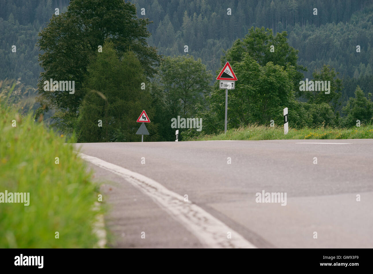Steep slope caution sign hires stock photography and images Alamy