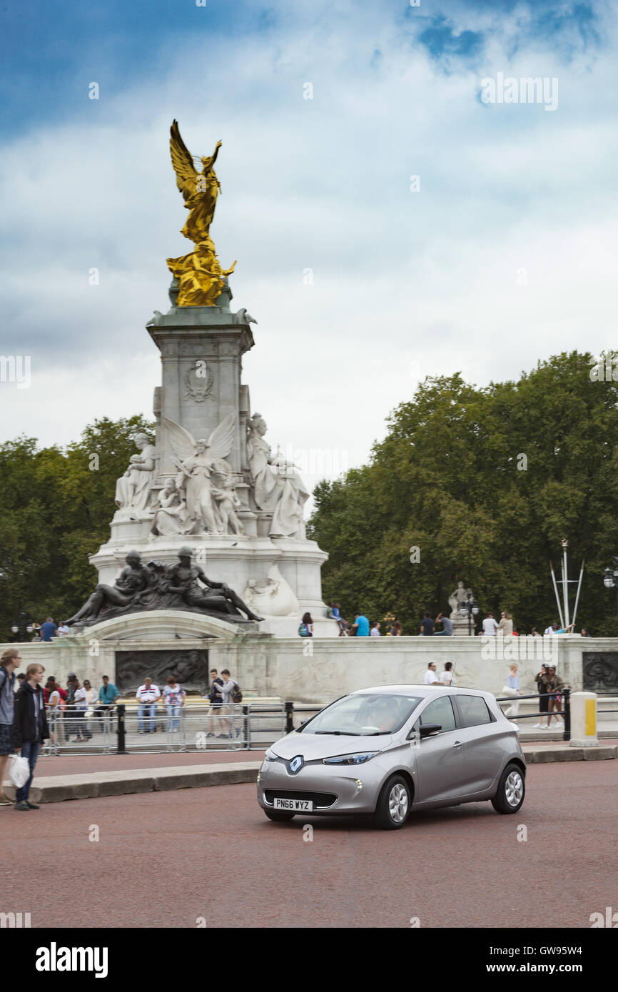 Renault electric car in city of London Stock Photo Alamy