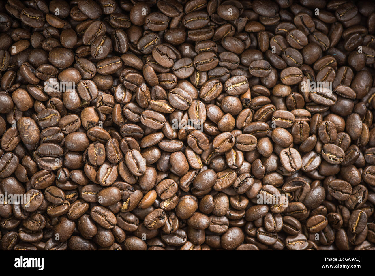 Roasted coffee beans background Stock Photo - Alamy