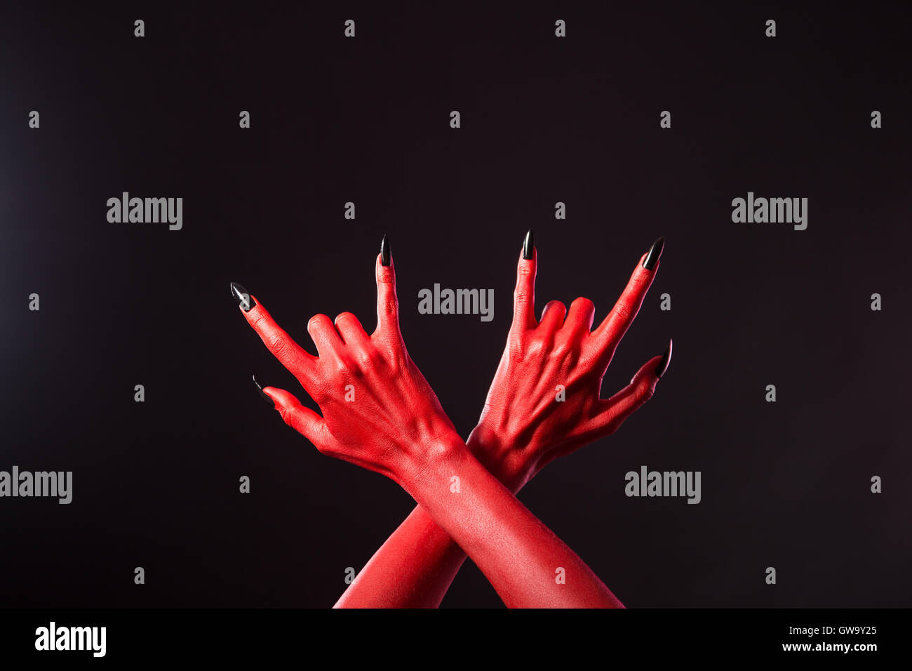 Резиновая рука красно белое. Человеческая красная рука. Красная рука на белом фоне. Резиновая рука красно белое. Сонник красные руки.