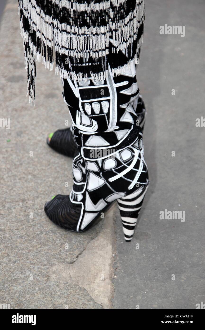 pinterest: @nayeliarroyo  Chanel boots, Chanel fashion, Chanel bag