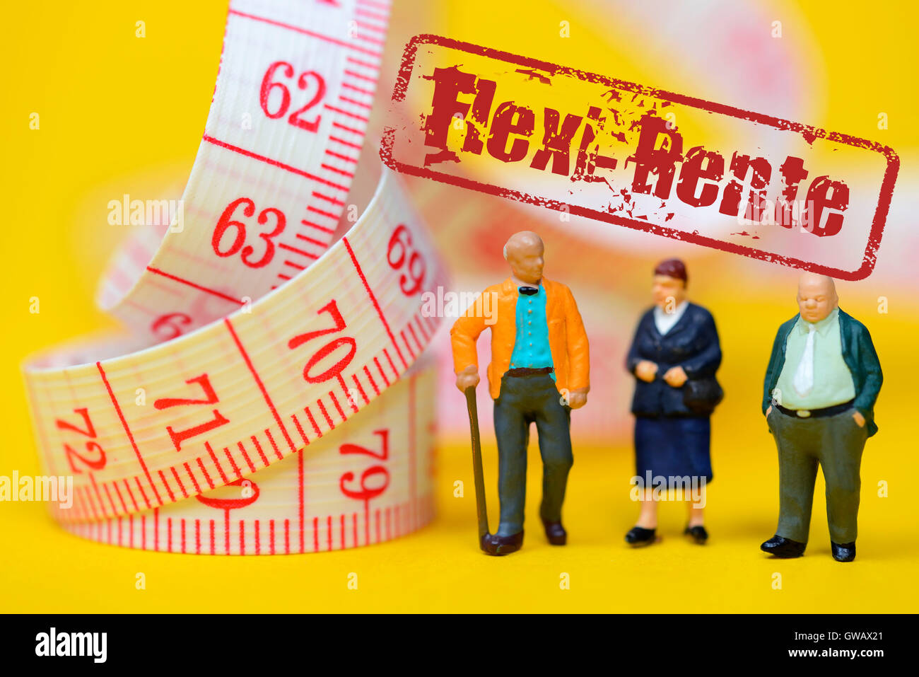 Senior citizens and dimension tape, symbolic photo Flexi pension, Senioren und Massband, Symbolfoto Flexi-Rente Stock Photo