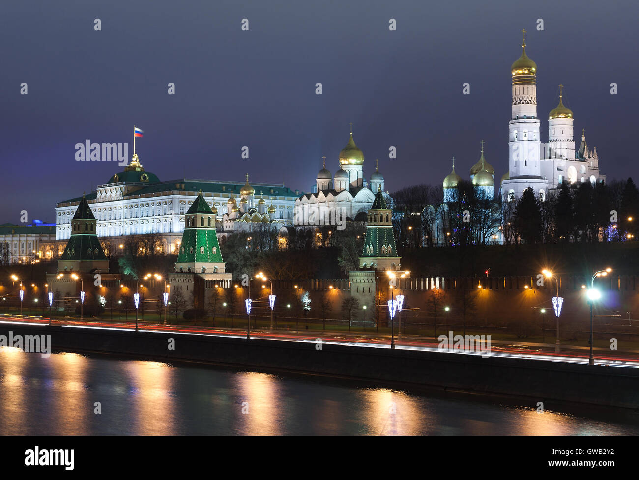 Touristic spot in the Moscow center (landmark): view to the Kremlin with wall and towers, Moskva river, embankment by night Stock Photo