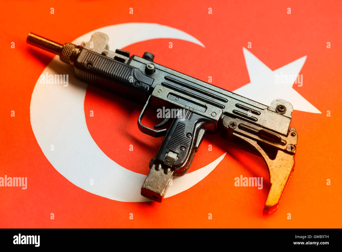 Submachine gun on Turkish flag, symbolic photo for the reproach of the support of terrorist groupings, Maschinenpistole auf tuer Stock Photo