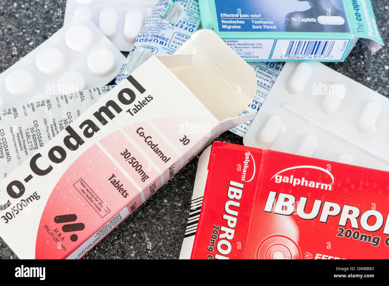 Packets and blister packs of a range of painkillers - co-codamol, ibuprofen and paracetamol Stock Photo