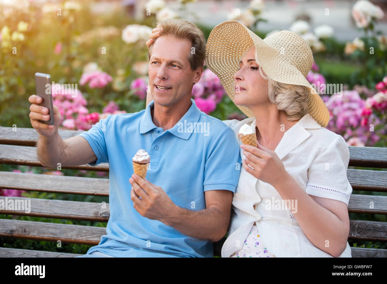 Man holds smartphone selfie hi-res stock photography and images - Alamy