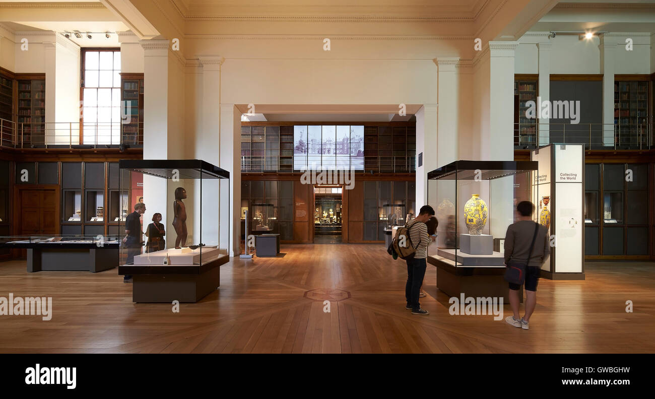 Double-height gallery interior with showcases. Waddesdon Bequest Gallery at the British Museum, London, United Kingdom. Architect: Stanton Williams, 2015. Stock Photo