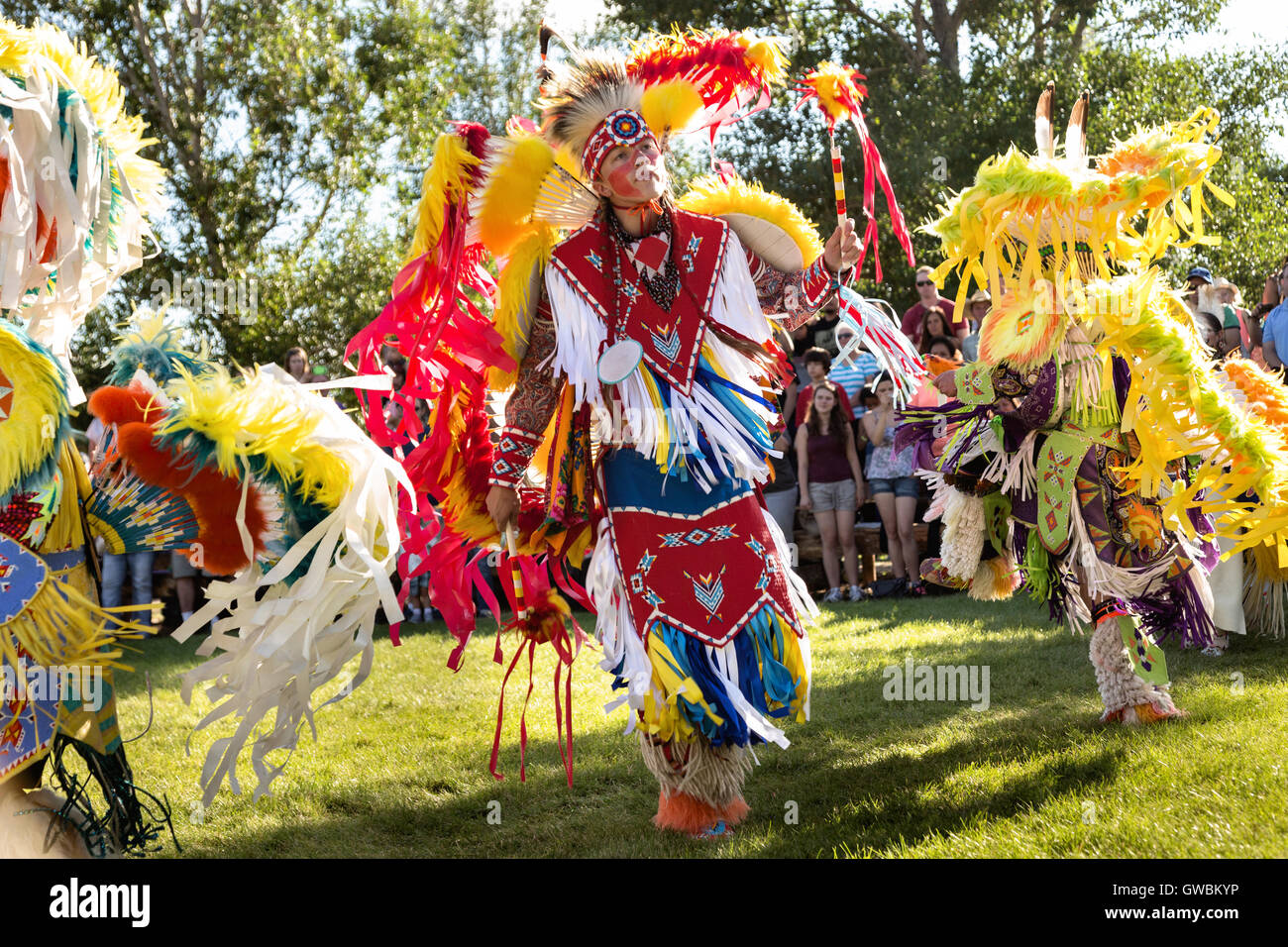 native-american-dancers-from-the-arapahoe-people-dressed-in-traditional