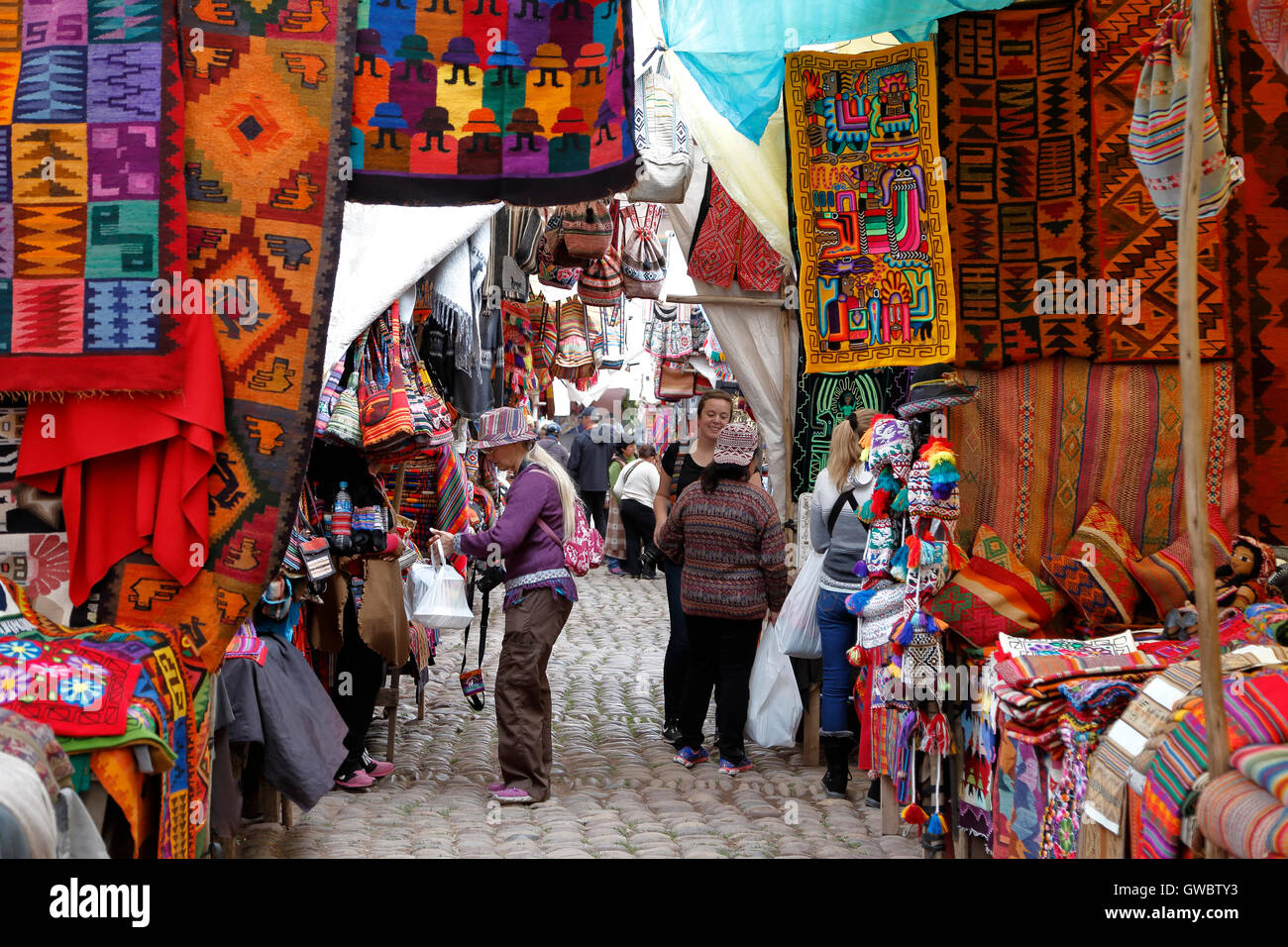 Shoppers in shops and souvenir stands, Pisac Sunday Market, Pisac, Cusco, Peru Stock Photo