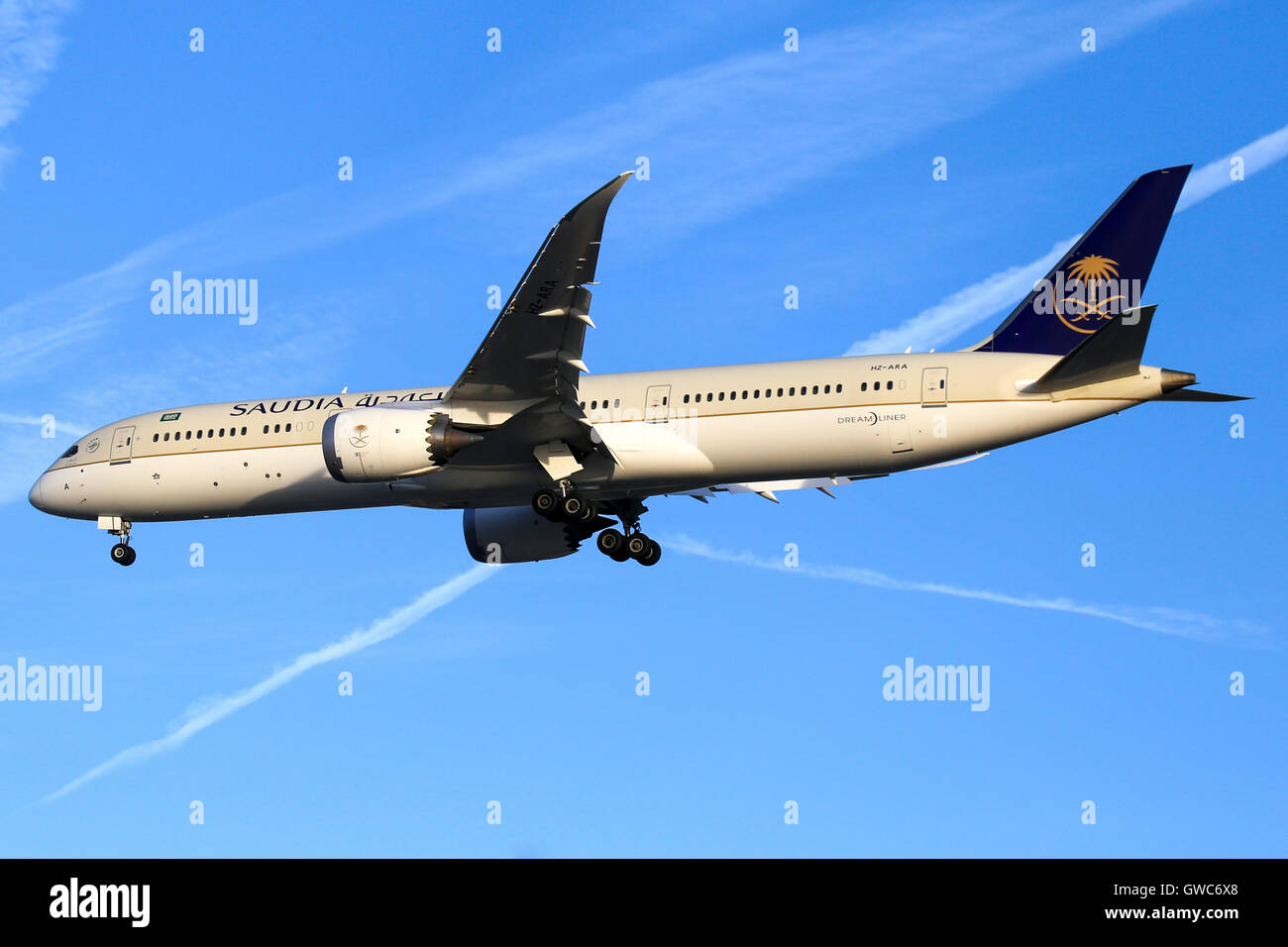Saudi Arabian Airlines Boeing 787-9 approaches runway 23R at Manchester airport. Stock Photo