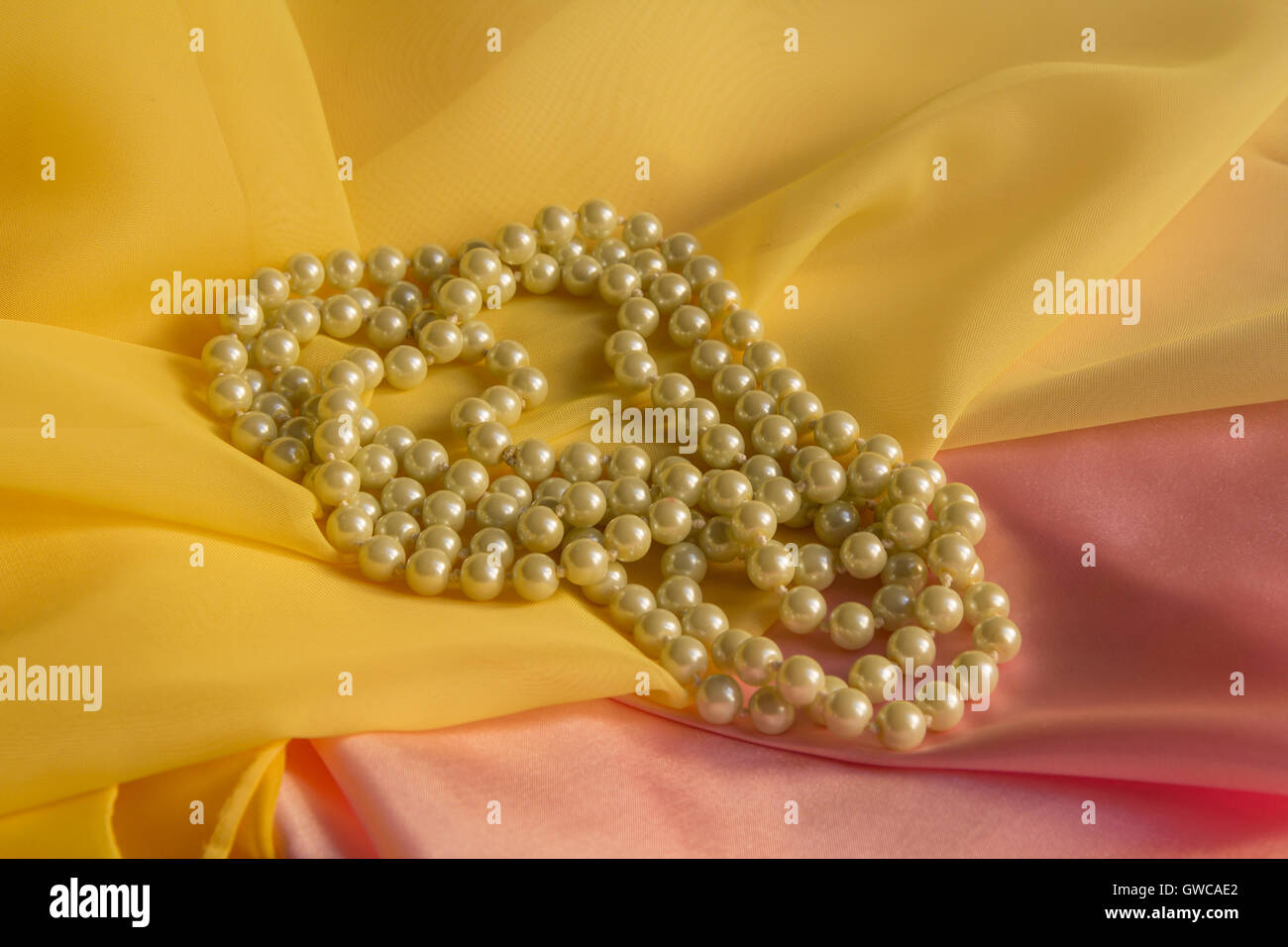 White pearls hi-res stock photography and images - Alamy