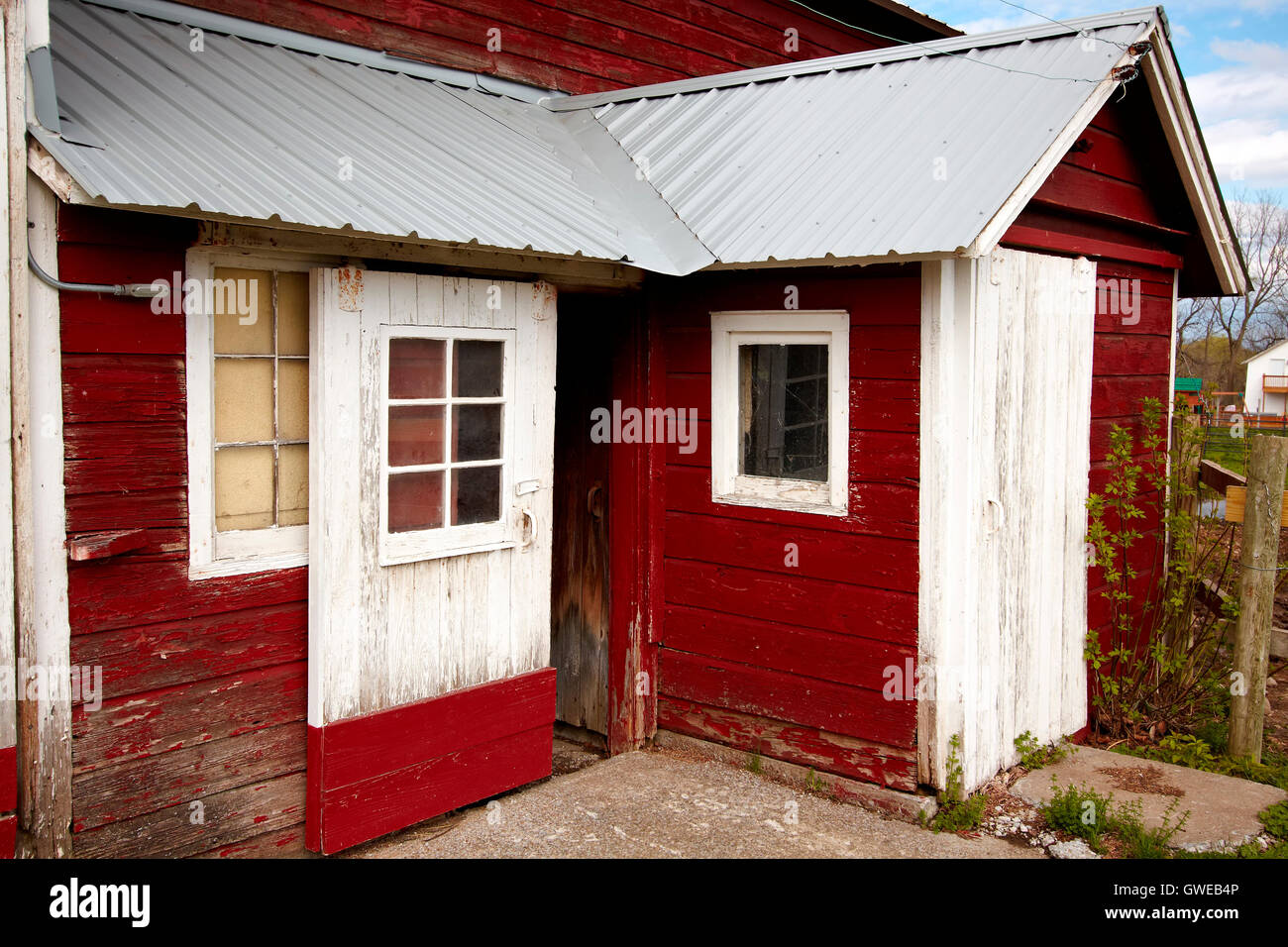 Old red barn in the countryside Stock Photo - Alamy