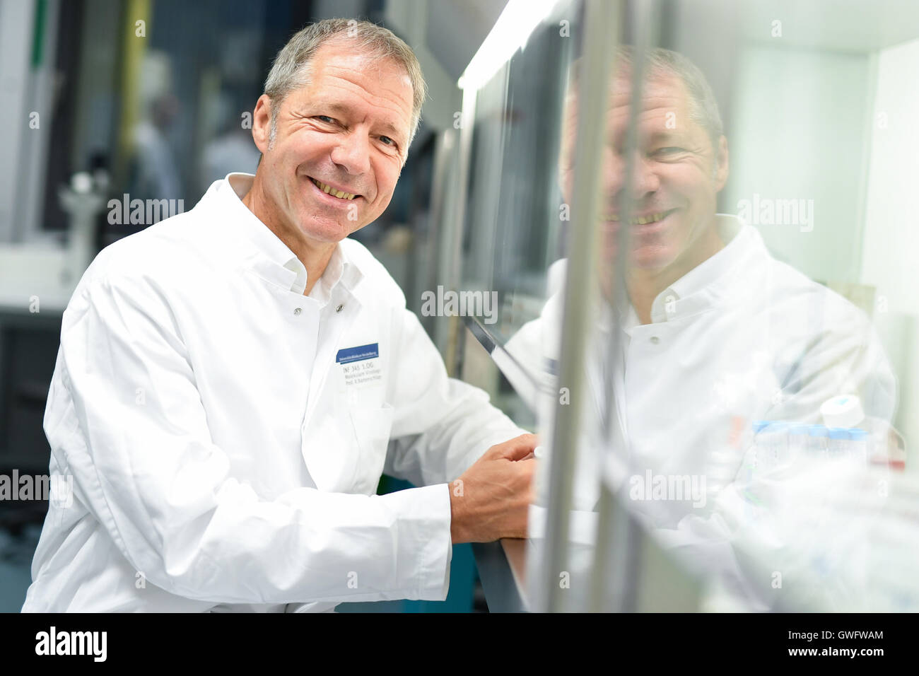 Heidelberg, Germany. 13th Sep, 2016. Virologist and cancer researcher Ralf Bartenschlager pictured in a laboratory of the Department for Molecular Virology at the university hospital's Centre for Infectiology, in Heidelberg, Germany, 13 September 2016. Bartenschlager is to receive the Lasker award for his reasearch into curing chronic liver infections. PHOTO: UWE ANSPACH/DPA/Alamy Live News Stock Photo